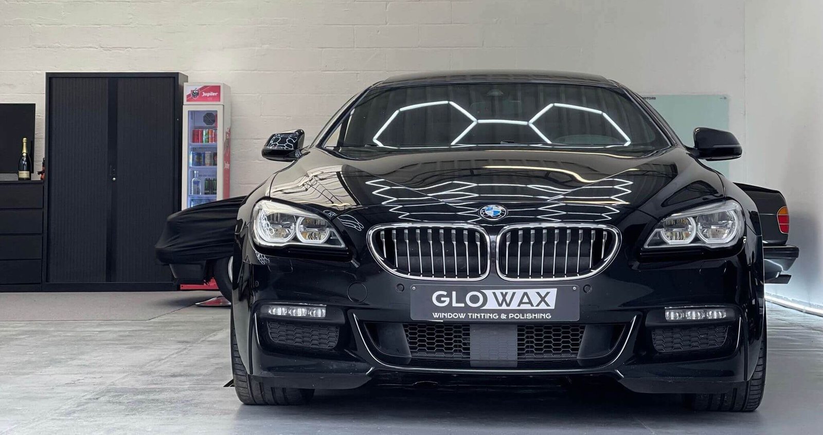 Zwarte wagen in garage