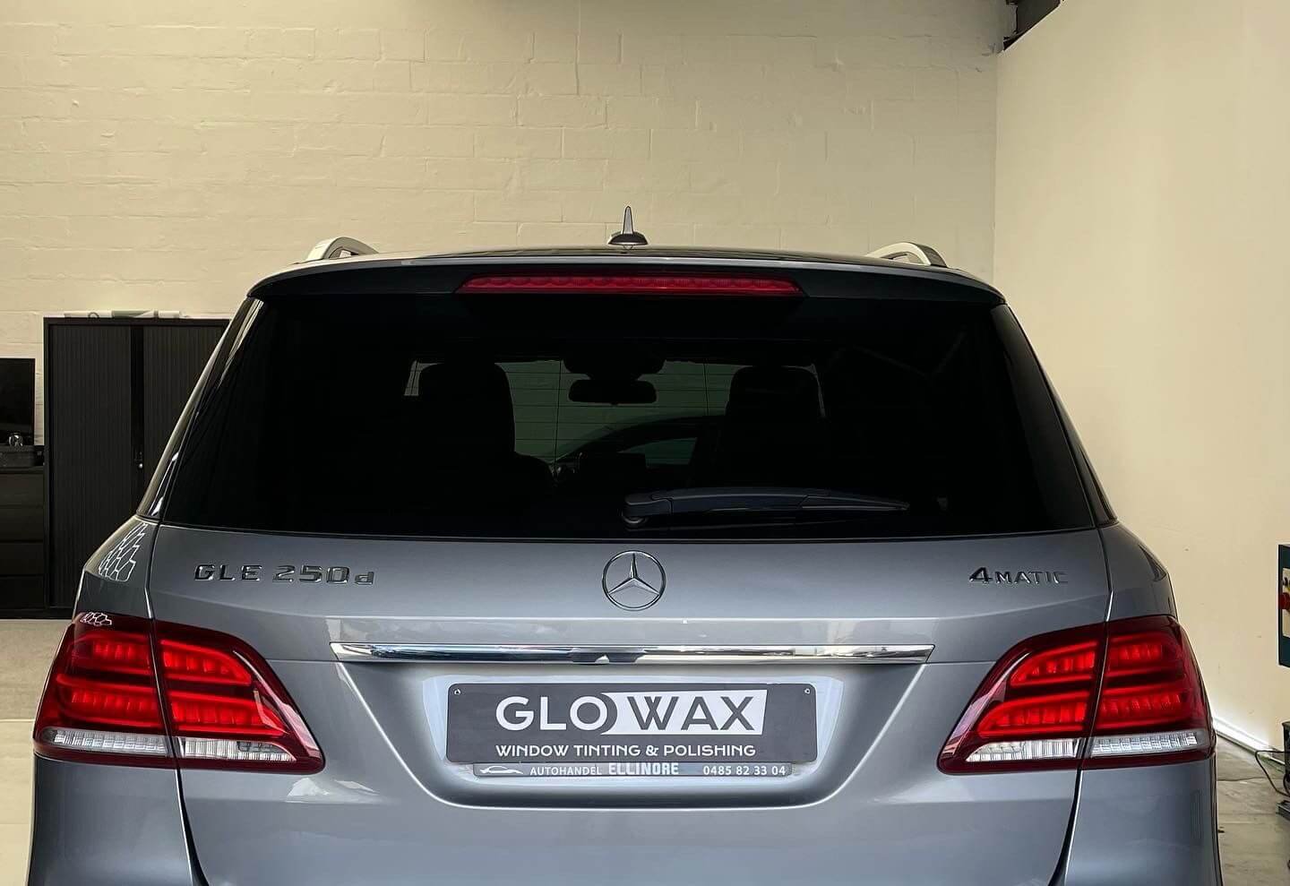Auto met professioneel getinte ramen bij Glowax